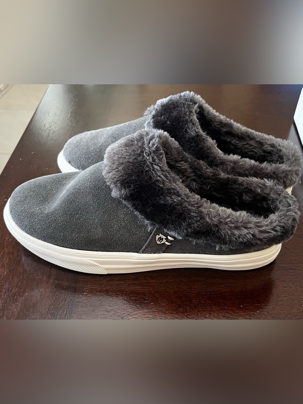 Minnetonka Shar Charcoal And White Fuzzy Slippers